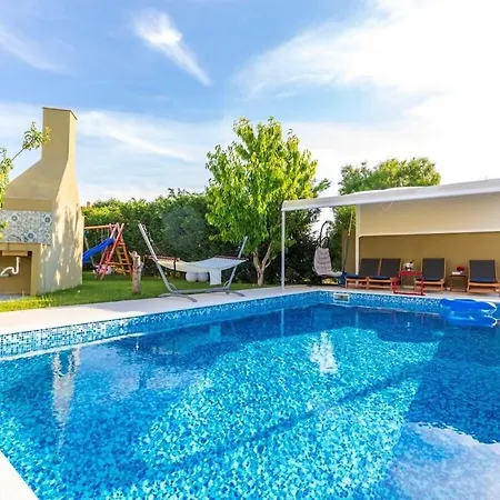 Filed Hills Comfortable Villa *